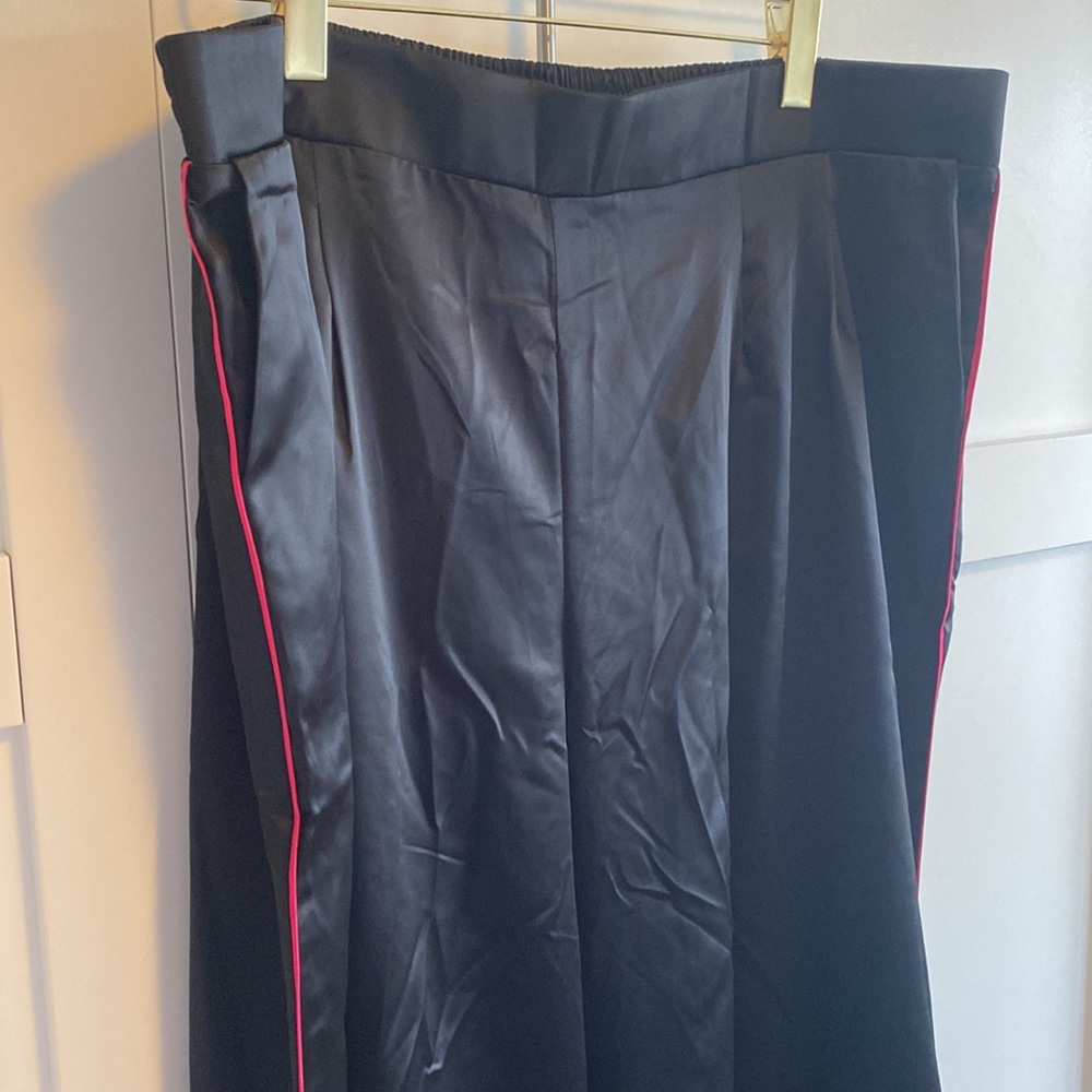 Torrid - Wide Leg Satin High Rise Pant in Deep Black - Picture 3 of 9
